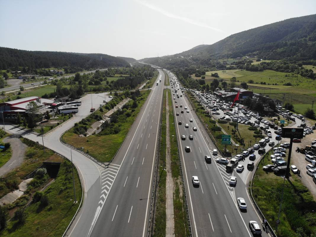 Bolu geçişi resmen kilit! Tatilciler yola çıktı. Her geçen dakika artıyor - Resim: 12
